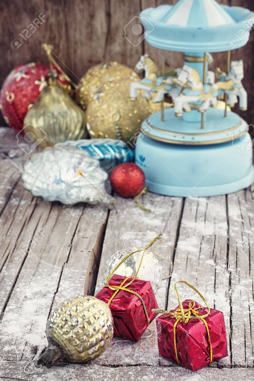 Immagini Di Natale Con Cavalli.Immagini Stock Giocattoli Di Natale Retro Sullo Sfondo Del Carosello Di Souvenir Con Cavalli Image 44692375