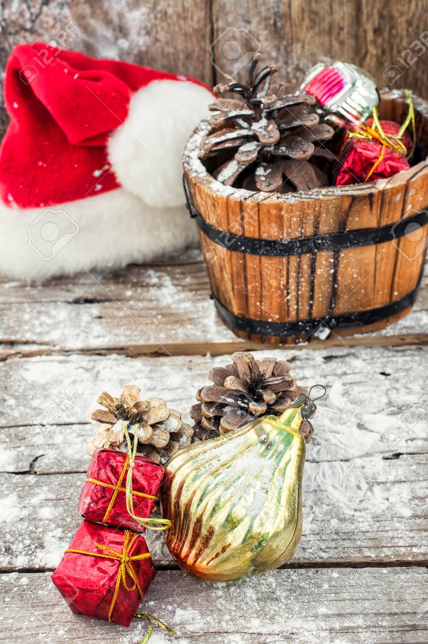 fabulous tina de madera decorativo lleno de adornos de navidad y pias foto de archivo with - Adornos De Navidad Con Pias fabulous tina de madera decorativo lleno de adornos de navidad y pias foto de archivo with - Adornos De Navidad Con Pias