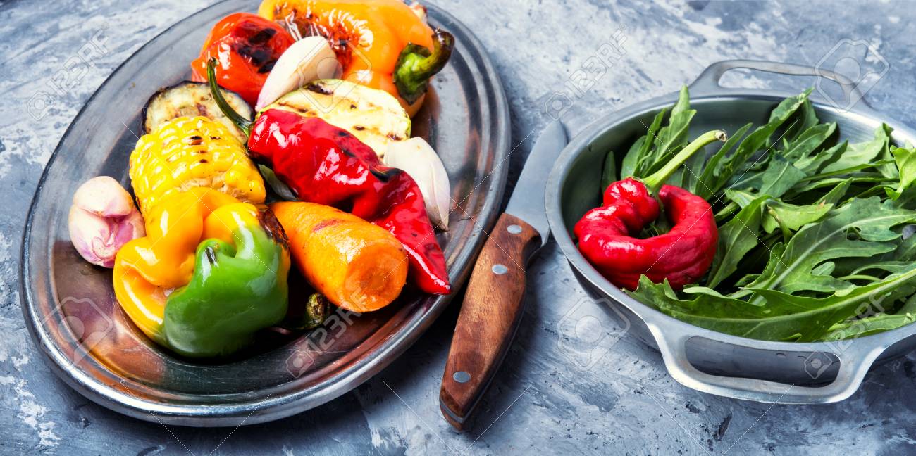 おしゃれな金属製のトレイに野菜のグリル の写真素材 画像素材 Image