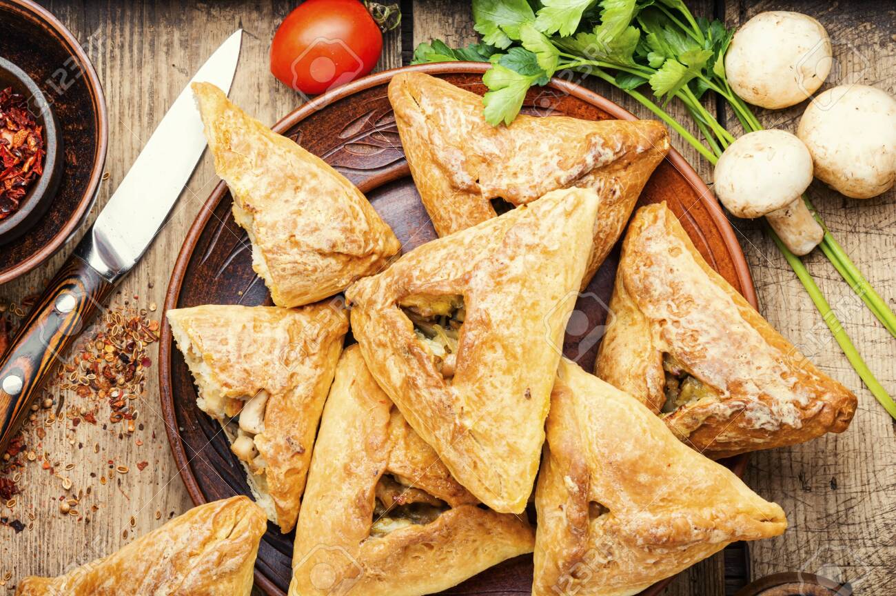 Premium Photo Tatar pie triangle echpochmak, russian kurnik
