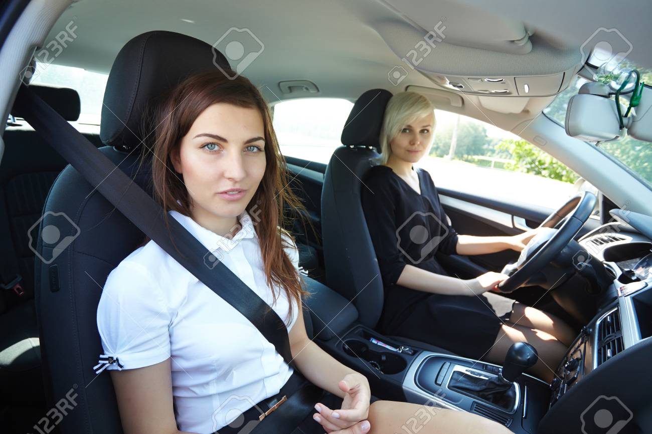 車の中で二人の女の子 の写真素材 画像素材 Image