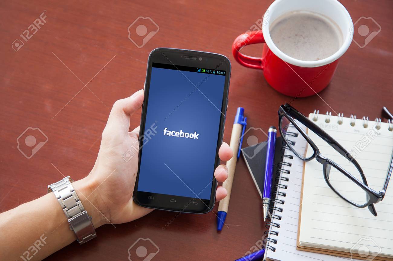 バンコク タイ 16年6月17日 Facebookは マーク ザッカーバーグが大学のルームメイトと04年2月に設立したオンラインソーシャルネットワーキングサービスで 現在は500社の幸運な企業です の写真素材 画像素材 Image