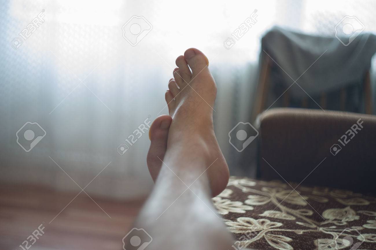 Man Fusse Auf Dem Sofa Fusse Sind Entspannend Zwei Nackte Fusse Lagen Aufeinander Lizenzfreie Fotos Bilder Und Stock Fotografie Image 53776829