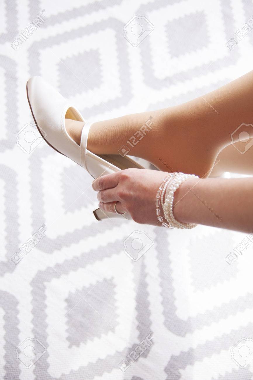 花嫁は彼女の靴を履いてください の写真素材 画像素材 Image