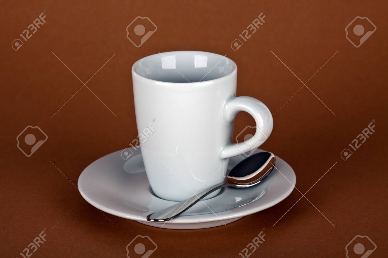 銀のスプーンとコーヒー豆の白いコーヒー カップ の写真素材 画像素材 Image
