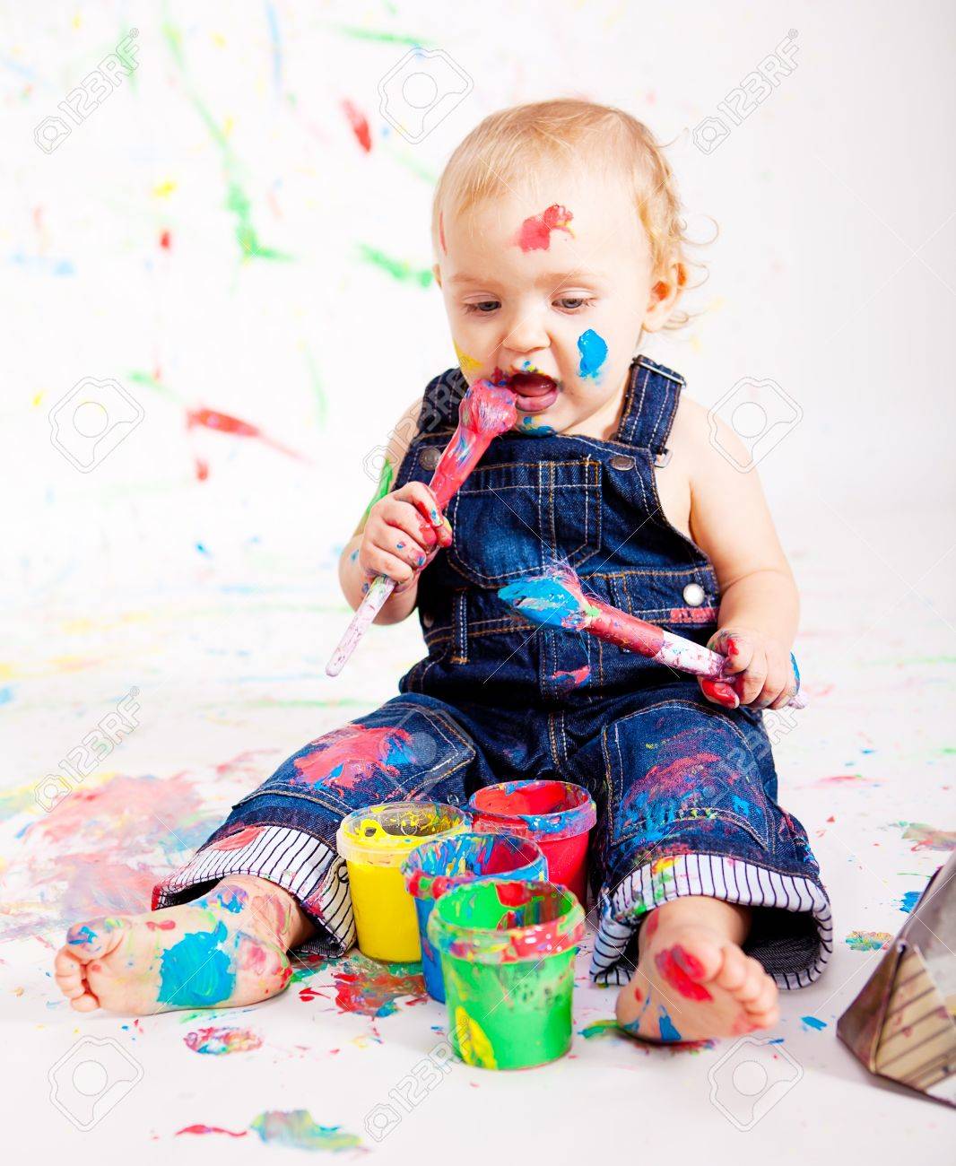 Mignon Petit Bebe Peinture Et Les Eclaboussures Avec La Creativite Des Couleurs Sur Fond Blanc Banque D Images Et Photos Libres De Droits Image