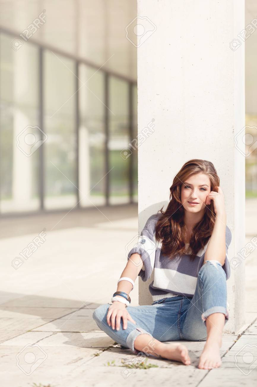 Attraktive Junge Brunette Frau Barfuss Im Sommer Im Freien Lizenzfreie Fotos Bilder Und Stock Fotografie Image