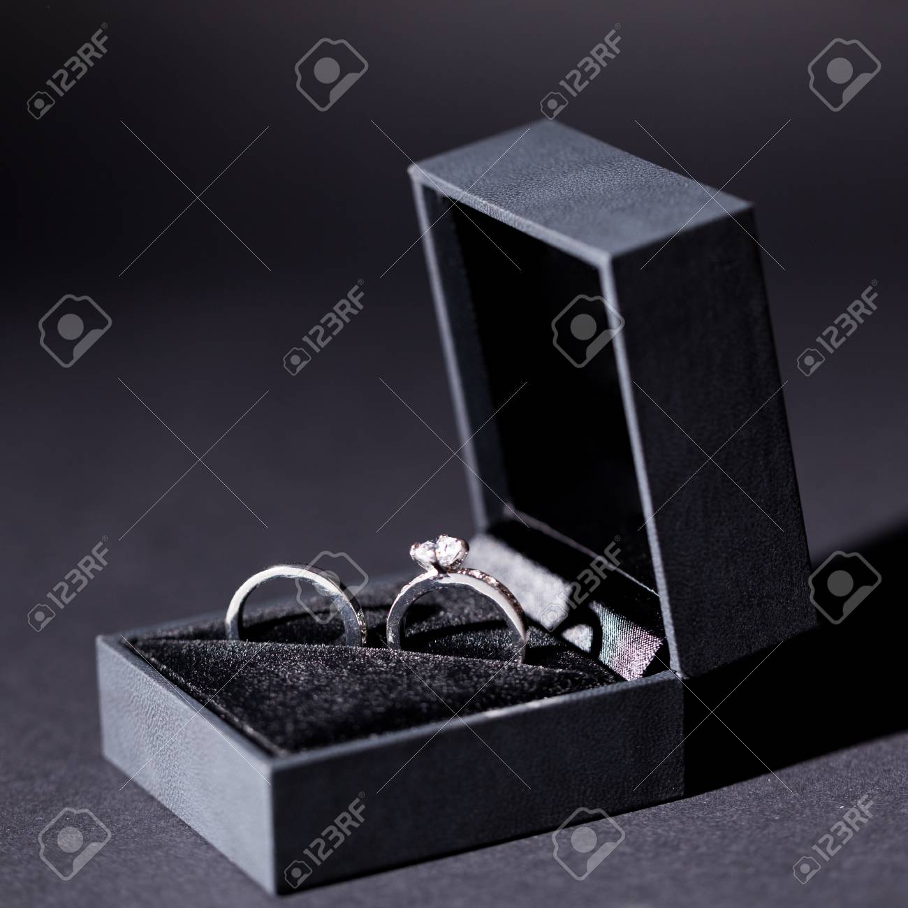 白地に永遠の愛を意味する赤いバラの花束を持つ恋人の婚約指輪やバレンタインの贈り物 の写真素材 画像素材 Image 25587448