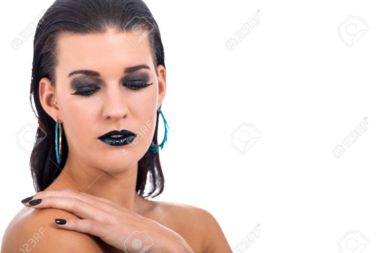 Belle Femme Gracieuse Dans Le Maquillage Gothique Noir Avec Vernis à Ongles Noir Et Le Rouge à Lèvres Et Eyeliner Lourd