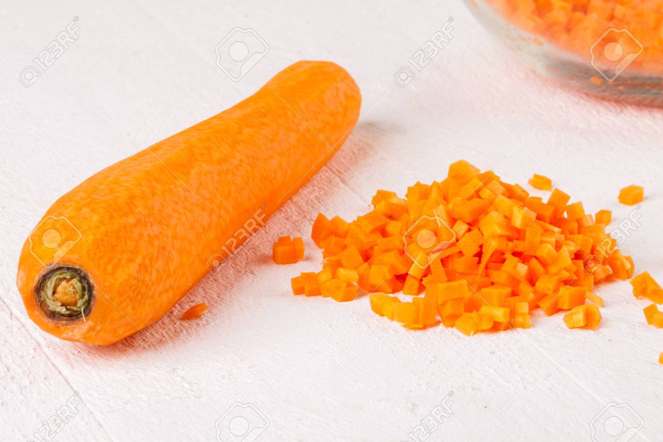 https://previews.123rf.com/images/nilswey/nilswey1409/nilswey140900405/31313088-finely-diced-fresh-carrots-in-a-heap-alongside-a-peeled-and-cleaned-whole-carrot-with-a-bowl-of.jpg