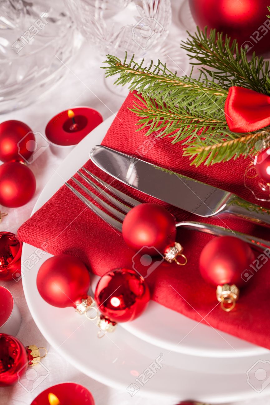 Christmas Place Settings red themed christmas place setting with a colorful red napkin Christmas Place Settings red themed christmas place setting with a colorful red napkin