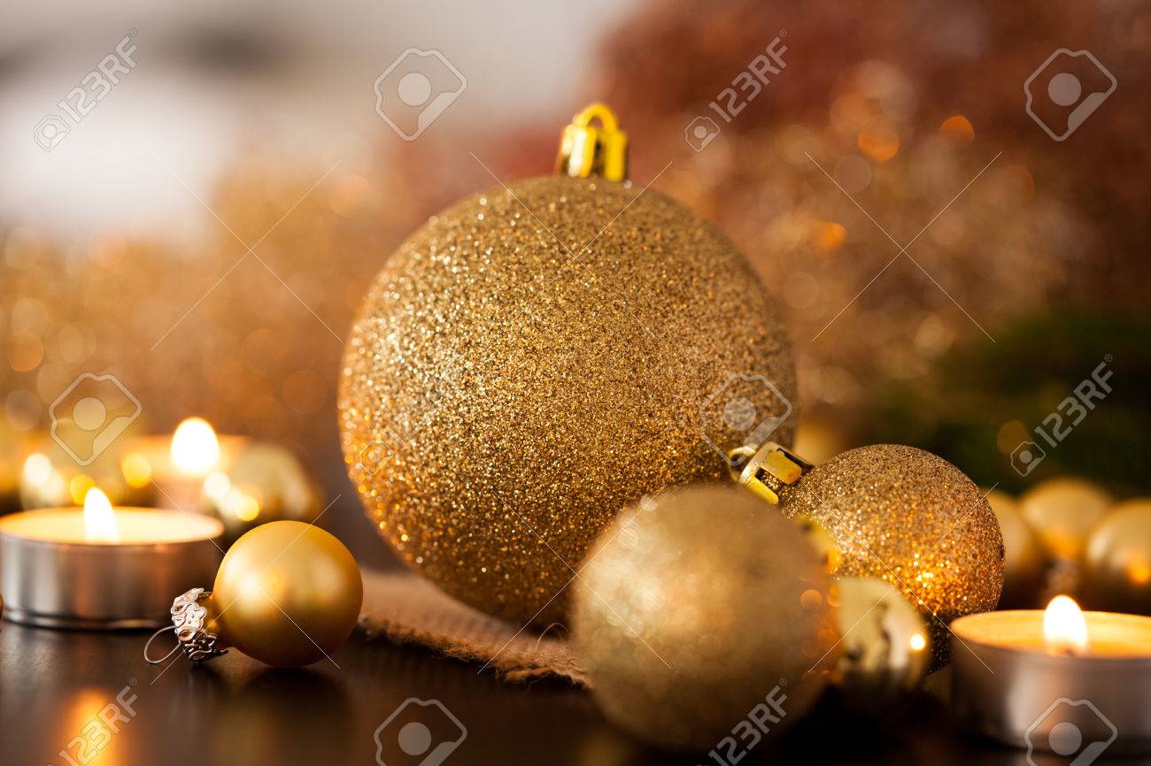 Immagini Natalizie Oro.Immagini Stock Oro Caldo E Natale Sfondo Rosso Con Burning Te Luci A Lume Di Candela Tra Oro Casuale E Palline Rosse In Una Luce Incandescente Caldo Con Copia Spazio Image 32787811