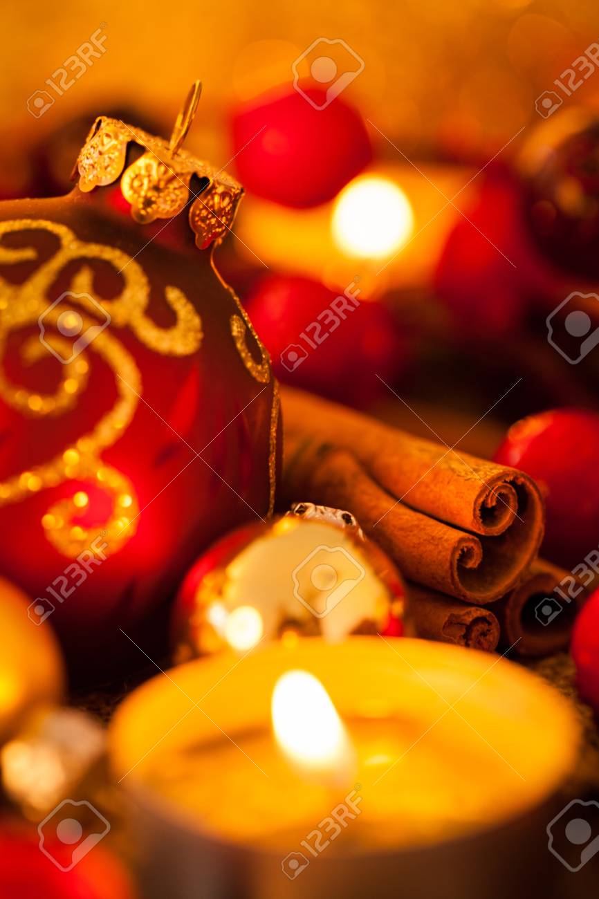 Immagini Di Candele Natalizie.Immagini Stock Caldo In Oro E Rosso Natale A Lume Di Candela Con Sfondo Burning Te Luci Tra Oro Casuale E Palline Rosse In Una Luce Incandescente Calda Con Copyspace Image 33135080