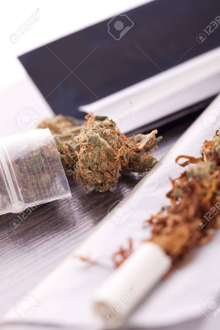 乾燥大麻はジッパーのついたセロファン ラッパーとテーブルの上にフィルターを圧延の紙の上に葉を閉じる の写真素材 画像素材 Image 乾燥大麻はジッパーのついたセロファン ラッパーとテーブルの上にフィルターを圧延の紙の上に葉を閉じる の写真素材 画像素材 Image