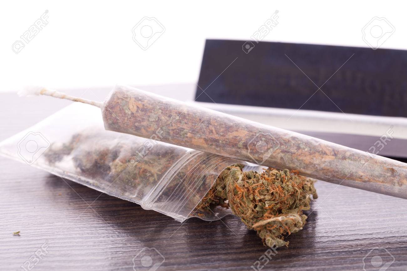 乾燥大麻はジッパーのついたセロファン ラッパーとテーブルの上にフィルターを圧延の紙の上に葉を閉じる の写真素材 画像素材 Image 乾燥大麻はジッパーのついたセロファン ラッパーとテーブルの上にフィルターを圧延の紙の上に葉を閉じる の写真素材 画像素材 Image