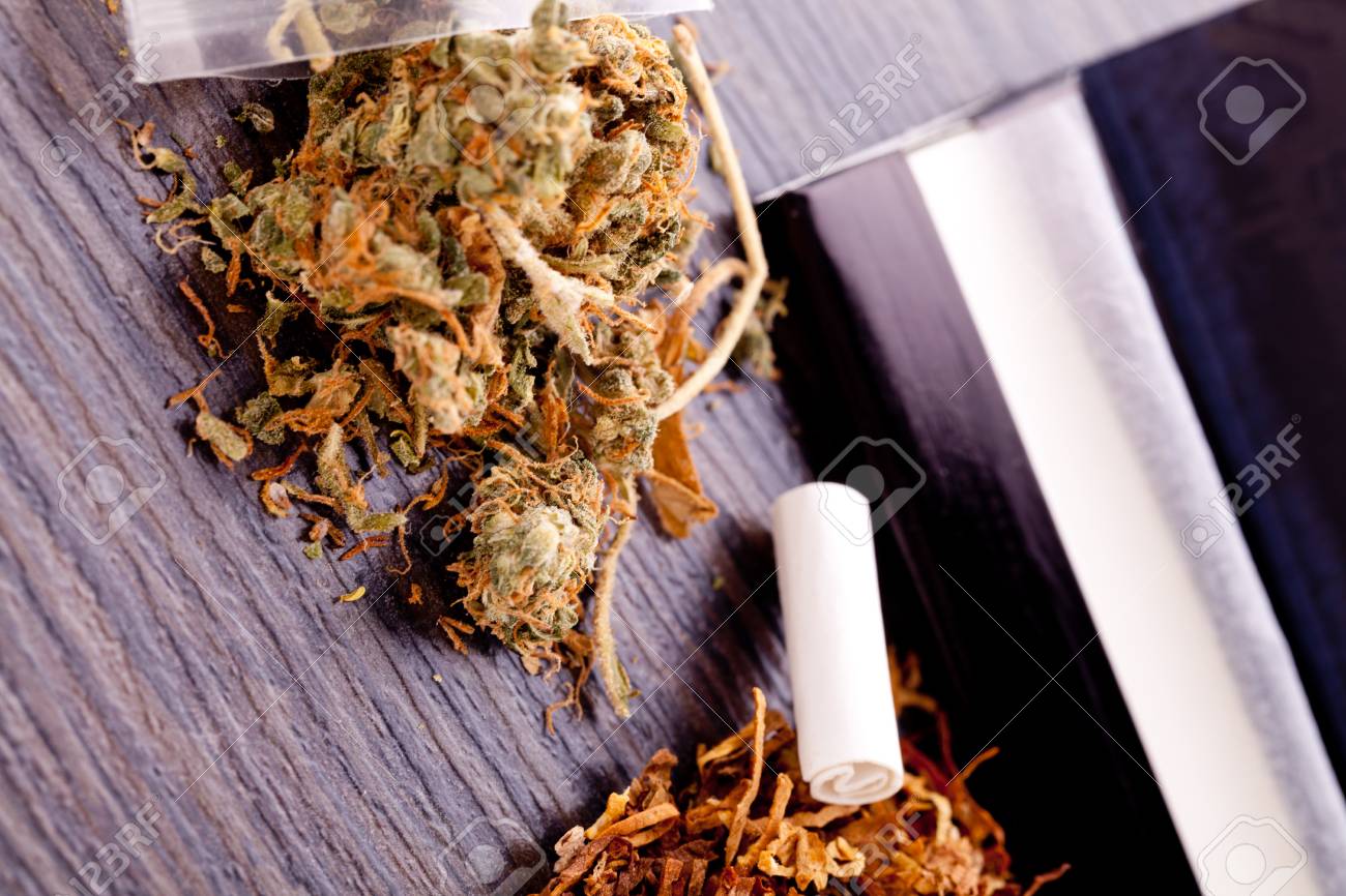 乾燥大麻はジッパーのついたセロファン ラッパーとテーブルの上にフィルターを圧延の紙の上に葉を閉じる の写真素材 画像素材 Image 乾燥大麻はジッパーのついたセロファン ラッパーとテーブルの上にフィルターを圧延の紙の上に葉を閉じる の写真素材 画像素材 Image