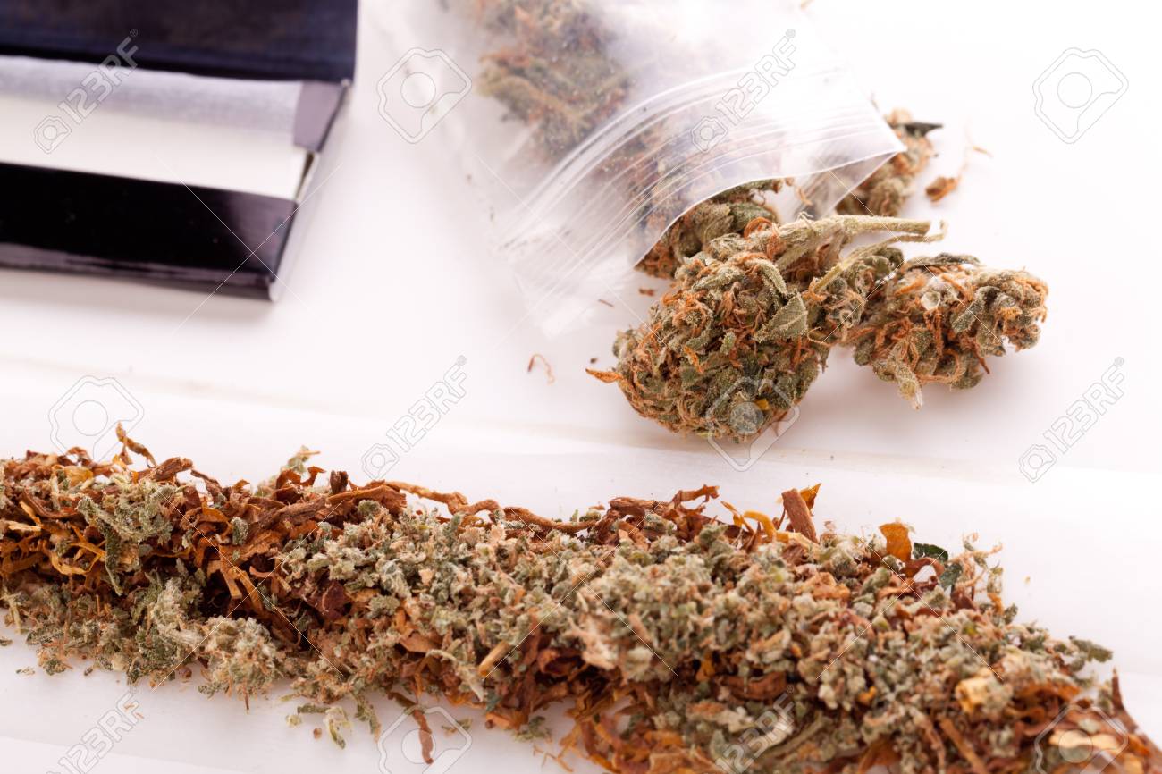 乾燥大麻はジッパーのついたセロファン ラッパーとテーブルの上にフィルターを圧延の紙の上に葉を閉じる の写真素材 画像素材 Image 乾燥大麻はジッパーのついたセロファン ラッパーとテーブルの上にフィルターを圧延の紙の上に葉を閉じる の写真素材 画像素材 Image