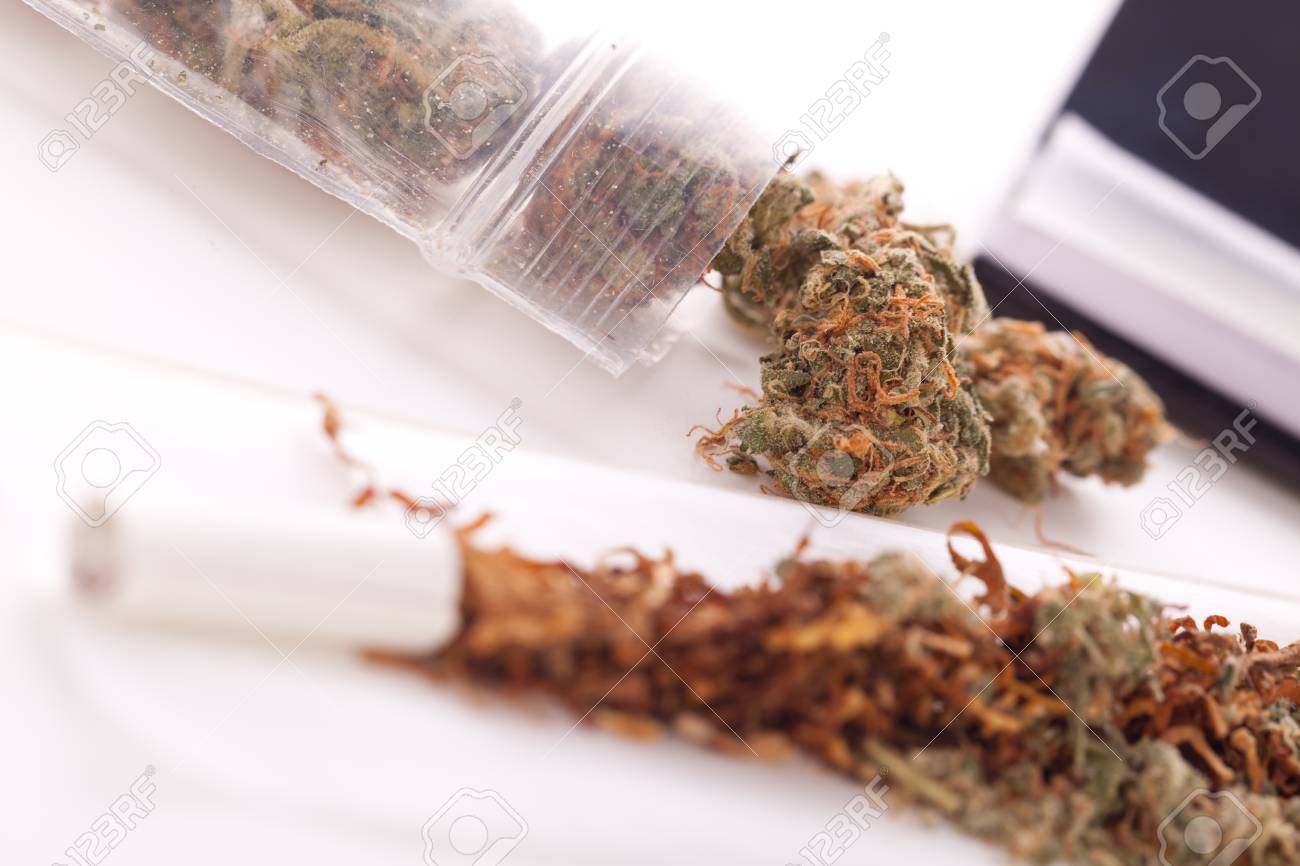乾燥大麻はジッパーのついたセロファン ラッパーとテーブルの上にフィルターを圧延の紙の上に葉を閉じる の写真素材 画像素材 Image 乾燥大麻はジッパーのついたセロファン ラッパーとテーブルの上にフィルターを圧延の紙の上に葉を閉じる の写真素材 画像素材 Image