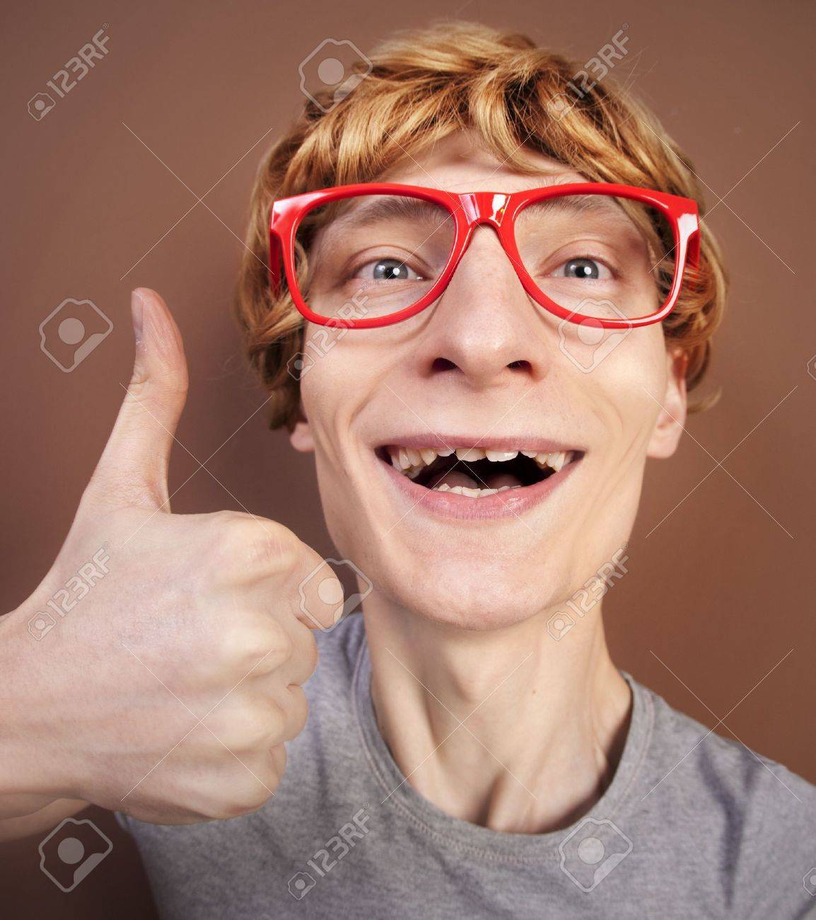 Tout Est Ok Drole De Type Avec Le Pouce Jusqu A Banque D Images Et Photos Libres De Droits Image 16498875