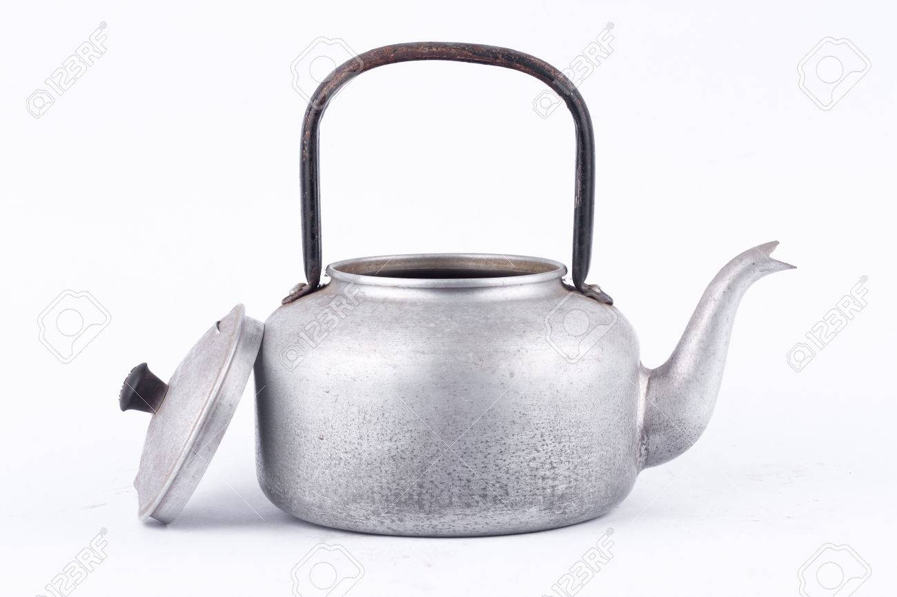 Oude vintage retro waterkoker op witte achtergrond drankje geïsoleerd. Welke, ketel gemaakt van aluminium materialen. Oude vintage retro waterkoker op witte achtergrond drankje geïsoleerd. Welke, ketel gemaakt van aluminium materialen.