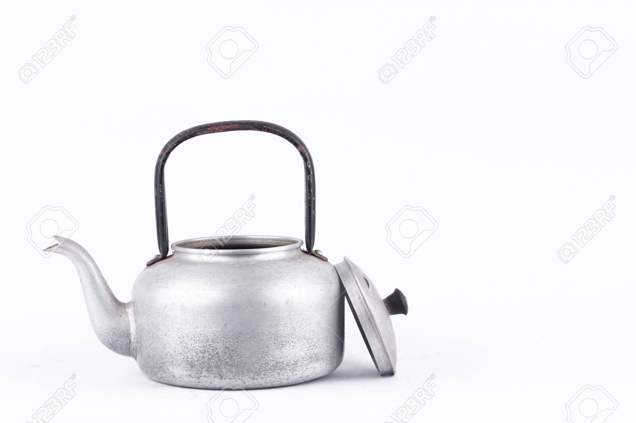Oude vintage retro Ketel op witte achtergrond drinken geïsoleerd (stilleven). Welke, ketel gemaakt van aluminium materialen. Oude vintage retro Ketel op witte achtergrond drinken geïsoleerd (stilleven). Welke, ketel gemaakt van aluminium materialen.