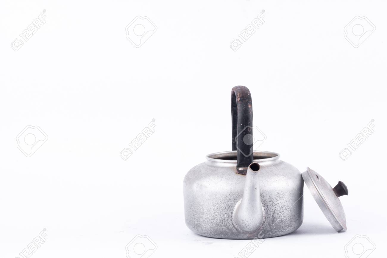 Oude vintage retro Ketel op witte achtergrond drinken geïsoleerd (stilleven). Welke, ketel gemaakt van aluminium materialen. Oude vintage retro Ketel op witte achtergrond drinken geïsoleerd (stilleven). Welke, ketel gemaakt van aluminium materialen.