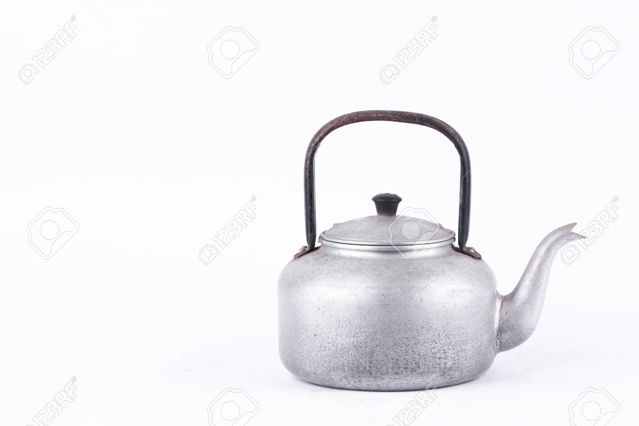 Oude vintage retro waterkoker op witte achtergrond drankje geïsoleerd. Welke, ketel gemaakt van aluminium materialen. Oude vintage retro waterkoker op witte achtergrond drankje geïsoleerd. Welke, ketel gemaakt van aluminium materialen.