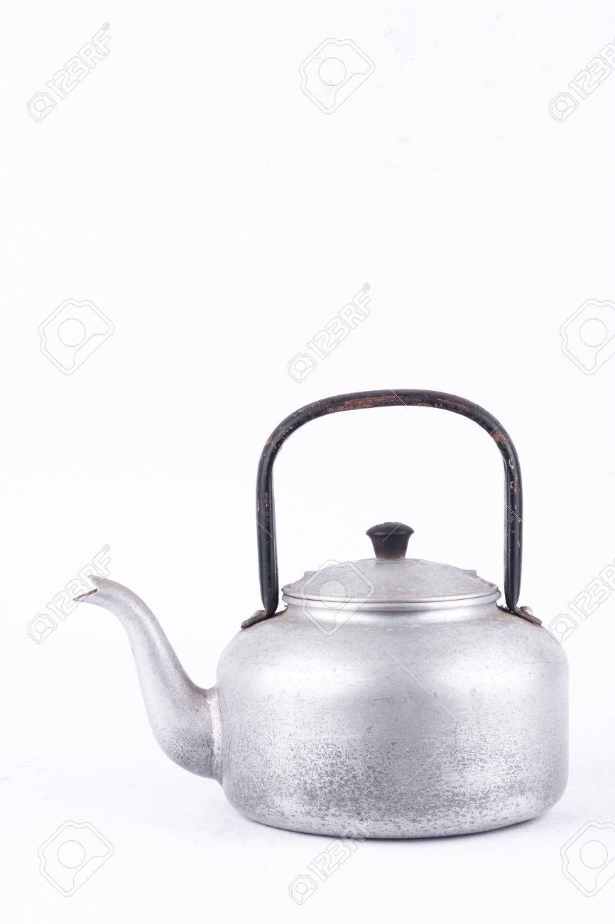 Oude vintage retro waterkoker op witte achtergrond drankje geïsoleerd (zijaanzicht). Welke, ketel gemaakt van aluminium materialen. Oude vintage retro waterkoker op witte achtergrond drankje geïsoleerd (zijaanzicht). Welke, ketel gemaakt van aluminium materialen.