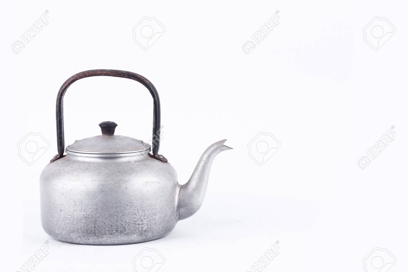 Oude vintage retro waterkoker op witte achtergrond drankje geïsoleerd. Welke, ketel gemaakt van aluminium materialen. Oude vintage retro waterkoker op witte achtergrond drankje geïsoleerd. Welke, ketel gemaakt van aluminium materialen.