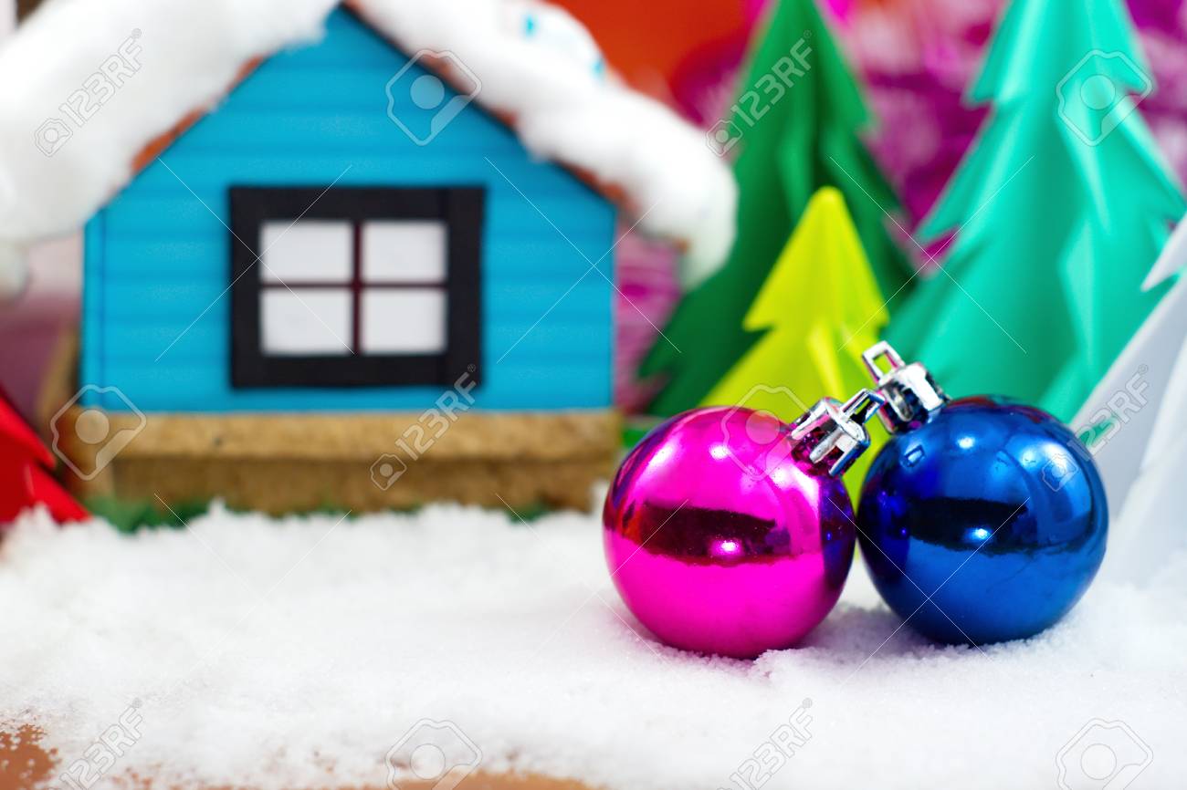 Boule De Noël Rose Et Bleu Sur La Neige Et Larbre De Noël Avec Petite Maison