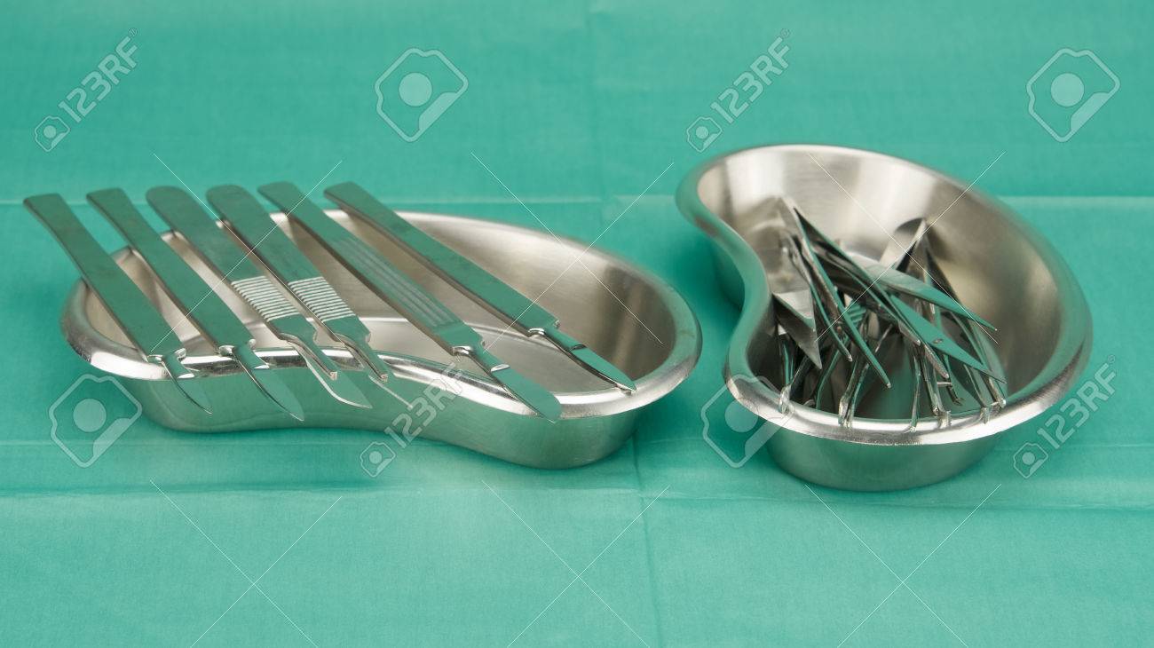 鉗子と腎臓形でメスの多くの種類は 緑の布のボウルします の写真素材 画像素材 Image