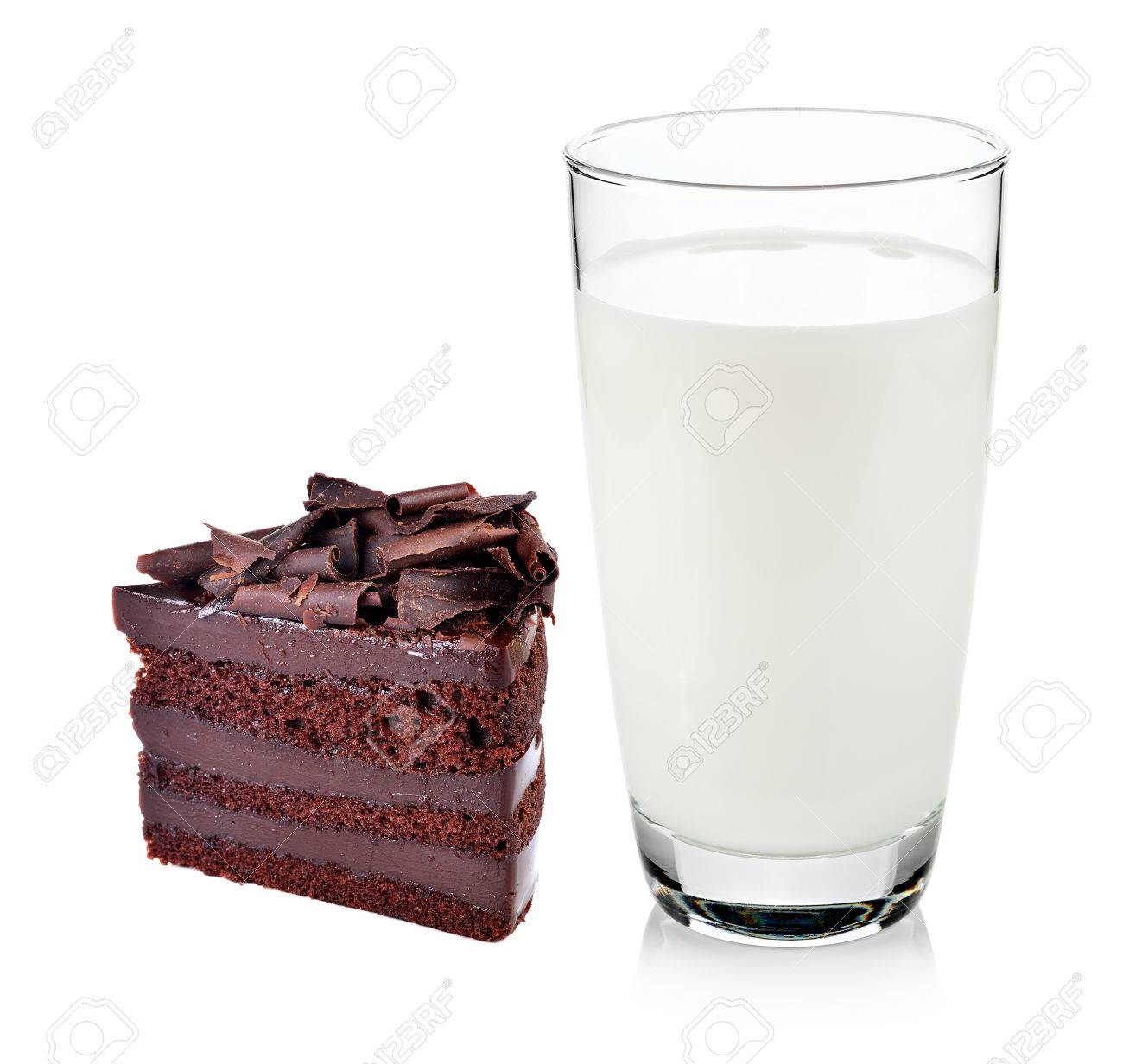 Verre De Lait Avec Gateau Au Chocolat Isole Sur Blanc Banque D Images Et Photos Libres De Droits Image