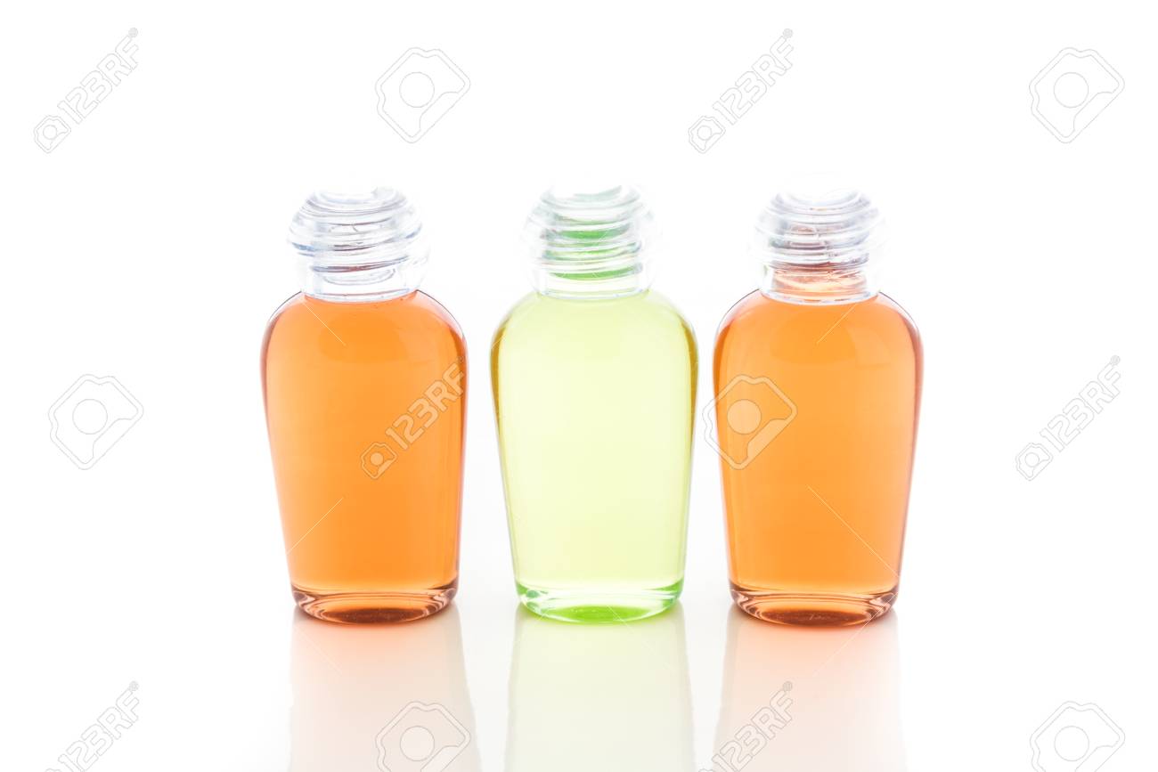 シャンプー ゲル 反射で白い背景に石鹸のオレンジ色と緑色のボトル の写真素材 画像素材 Image