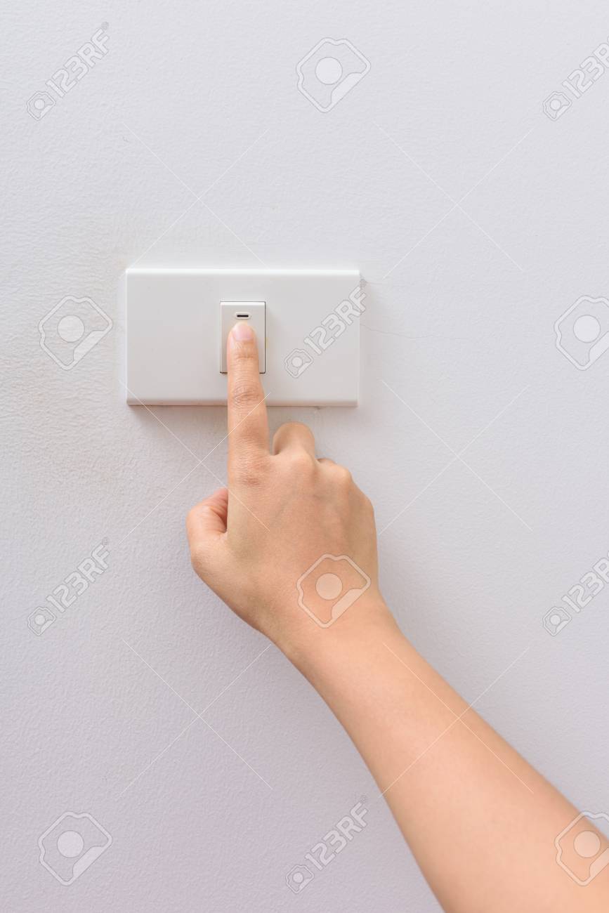 クローズ アップ指押し回しなさいオン 電気スイッチ の写真素材 画像素材 Image