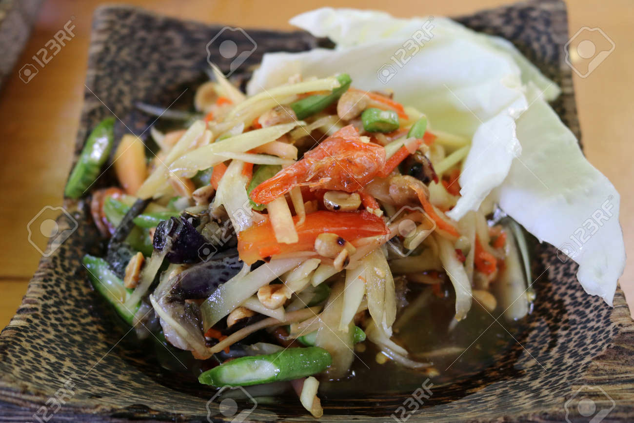 Thai papaya salad ( Som Tum Thai ).Thai style will serve with steamed sticky rice - 155073372 Thai papaya salad ( Som Tum Thai ).Thai style will serve with steamed sticky rice - 155073372