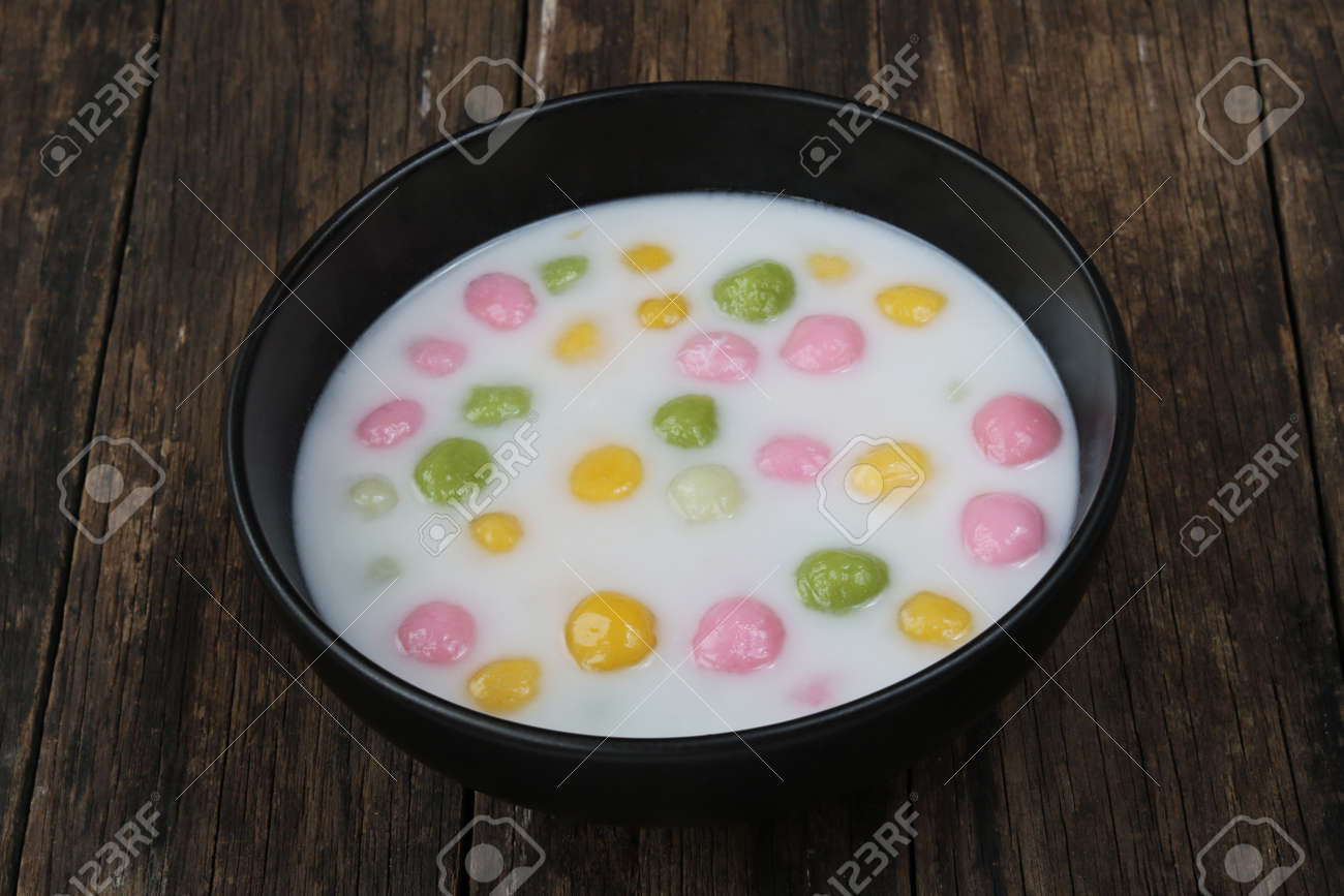 Thai dessert,glutinous rice balls in coconut milk close up.(Bua Loi) - 157635070 Thai dessert,glutinous rice balls in coconut milk close up.(Bua Loi) - 157635070