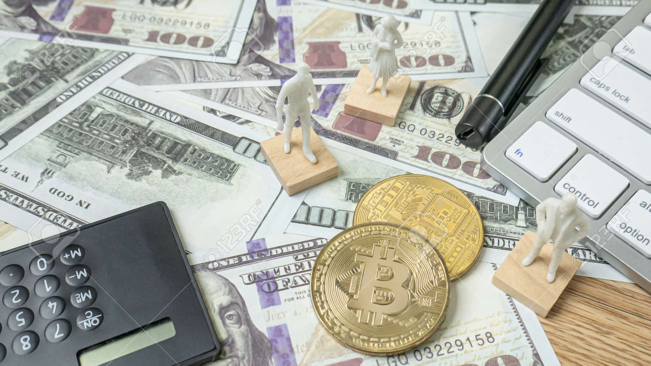 Bitcoins Y Figura Blanca Para Contenido De Moneda Criptográfica Fotos,  retratos, imágenes y fotografía de archivo libres de derecho. Image  158354530