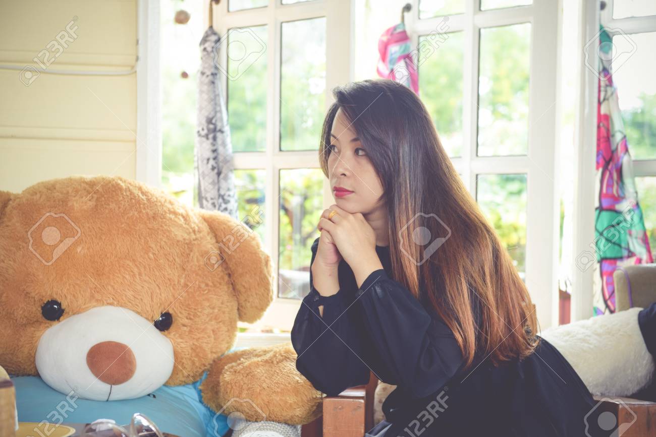 黒い服を着て女性ドレス カフェでモデル化されました の写真素材 画像素材 Image