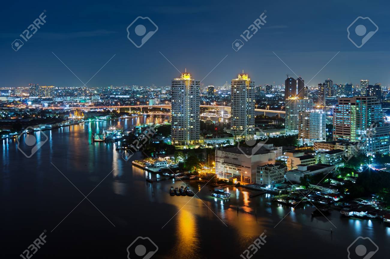 バンコクの風景です バンコクにあるホテルの夜景 夕暮れの川 の写真素材 画像素材 Image