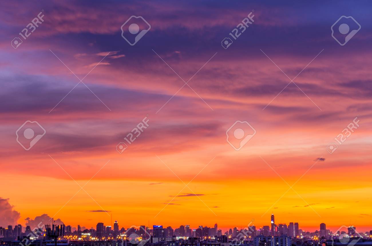 バンコクのビジネス街と住宅街の夕暮れの美しい都市の景観ビュー の写真素材 画像素材 Image