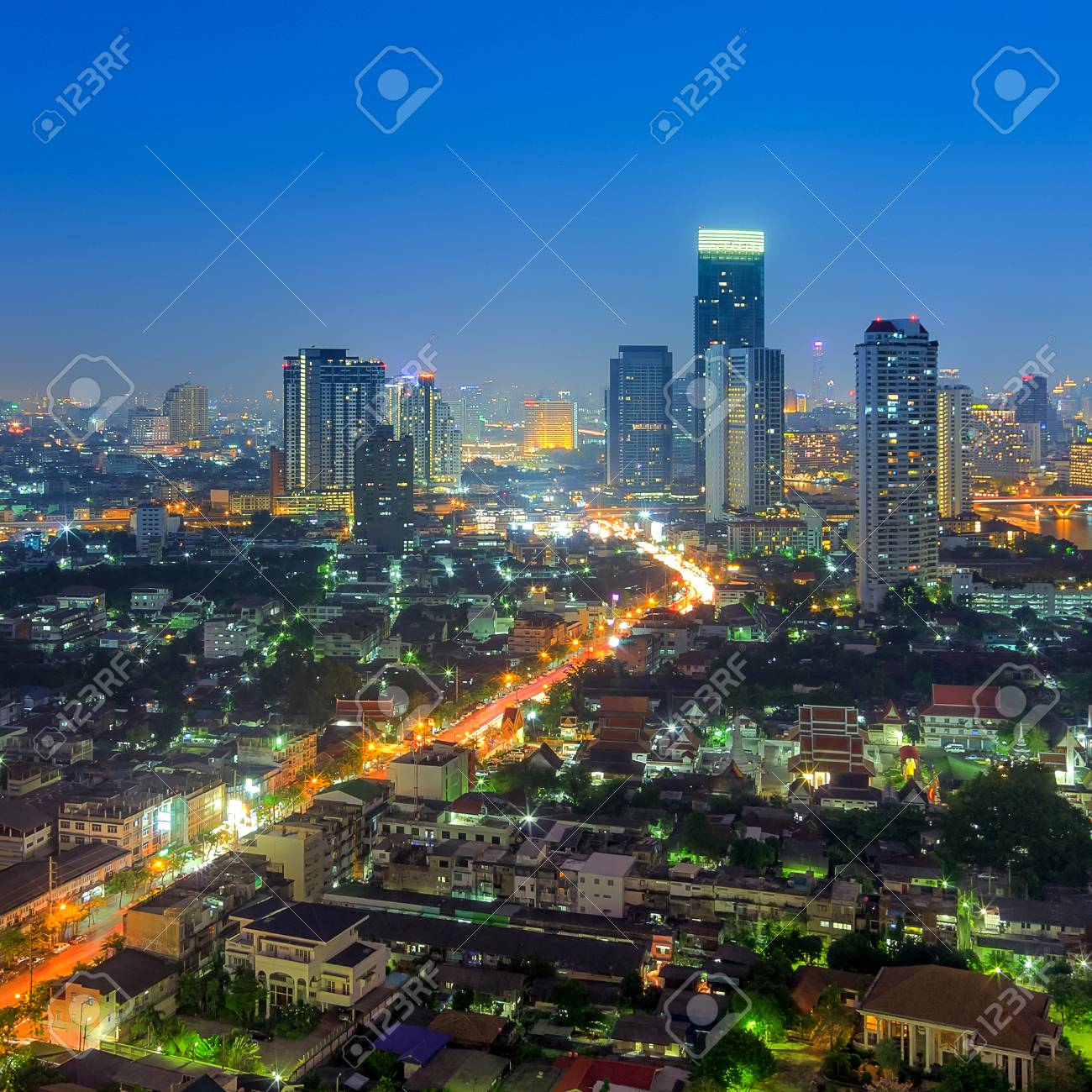 バンコクの風景です バンコクにあるホテルの夜景 夕暮れの川 の写真素材 画像素材 Image