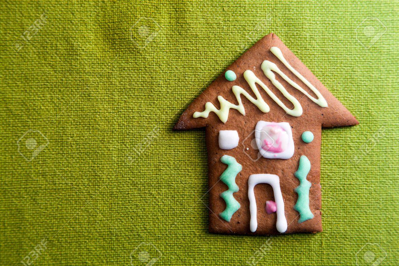 緑色の背景で小さいお菓子の家 の写真素材 画像素材 Image