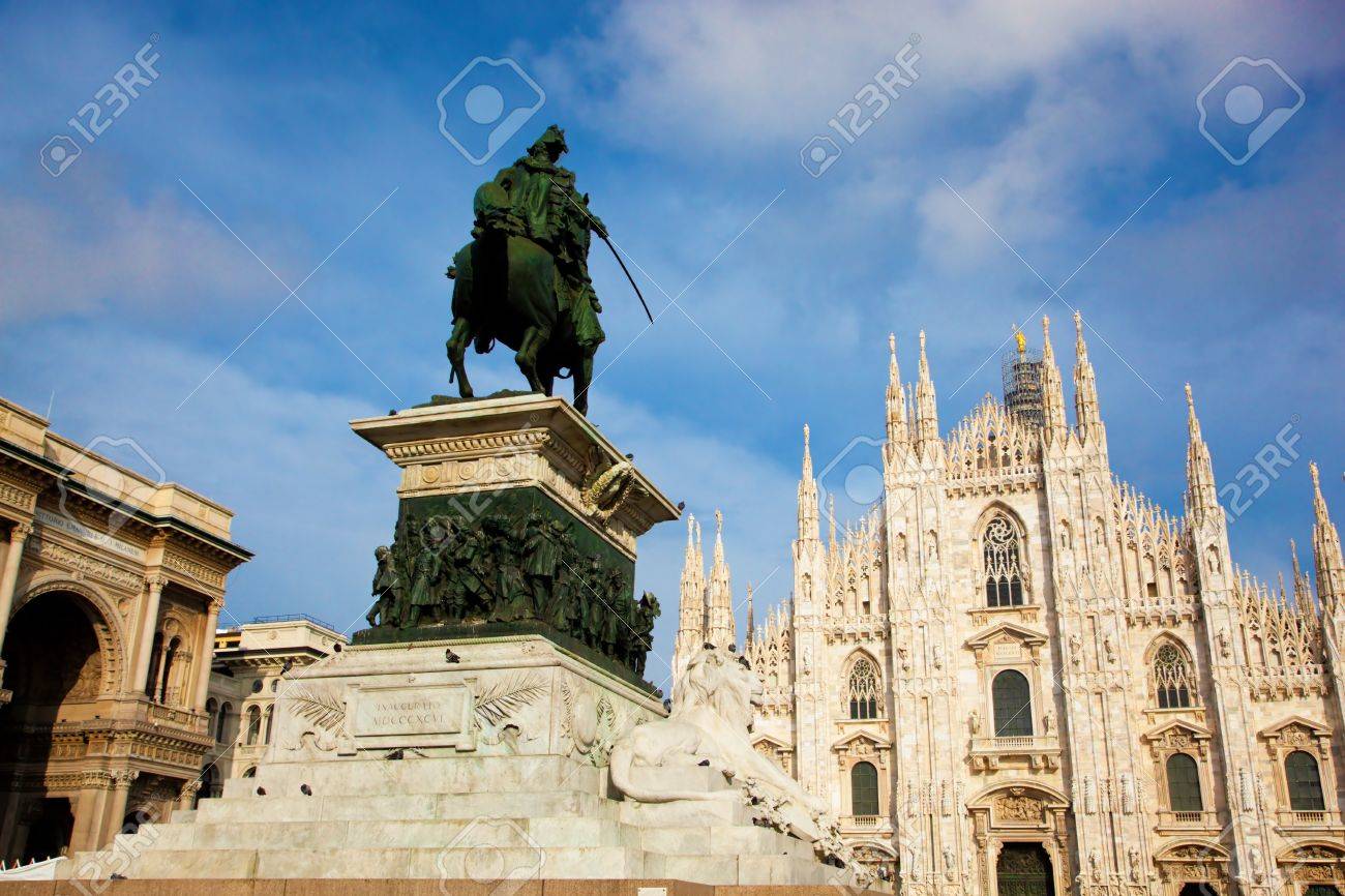ミラノの大聖堂 ドゥオーモとヴィットーリオ エマヌエーレ 2 世像とギャラリー ロンバルディア州 イタリア の写真素材 画像素材 Image