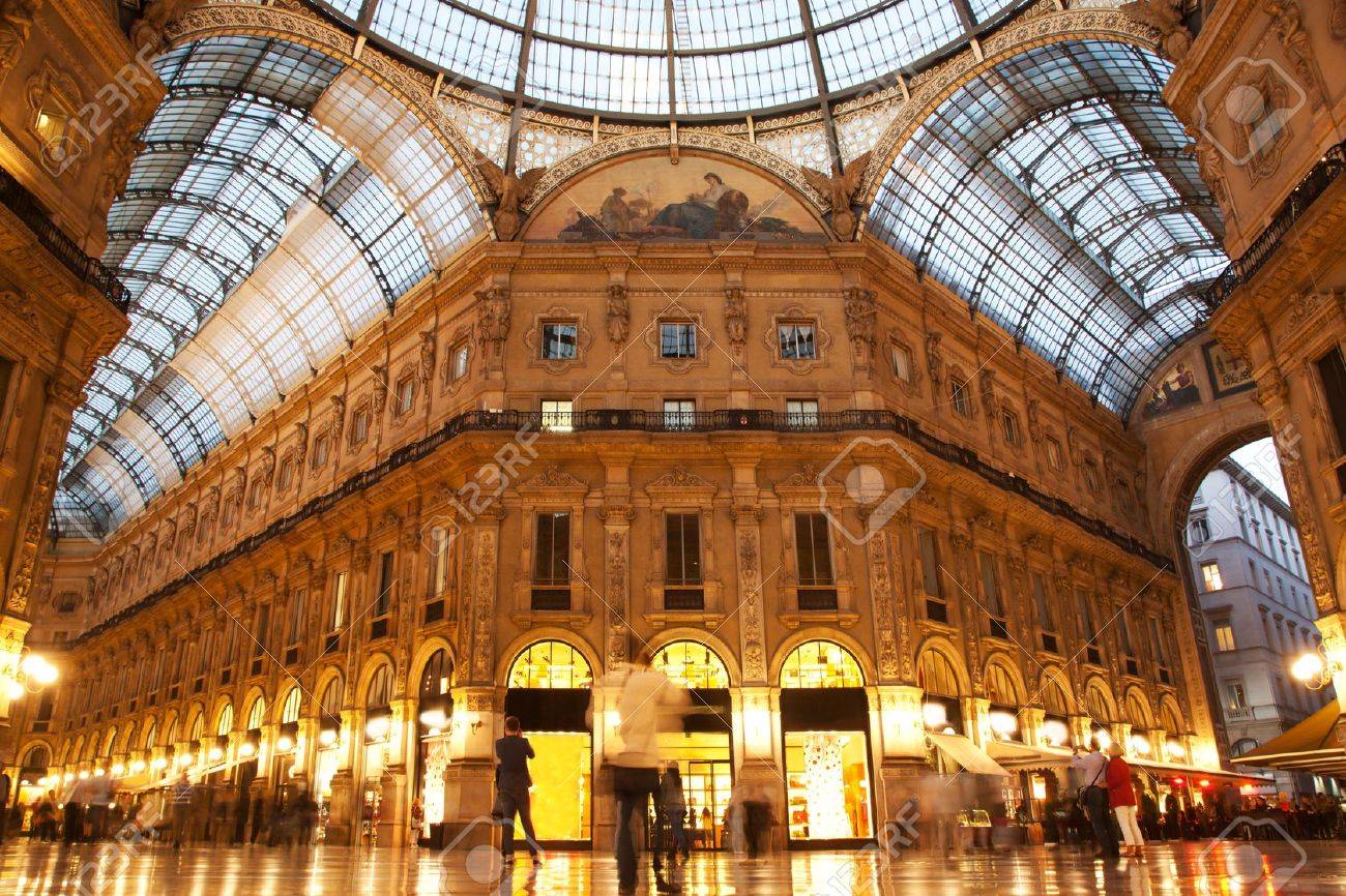 ミラノのヴィットーリオ エマヌエーレ 2 世ギャラリー インテリア ロンバルディア イタリア の写真素材 画像素材 Image