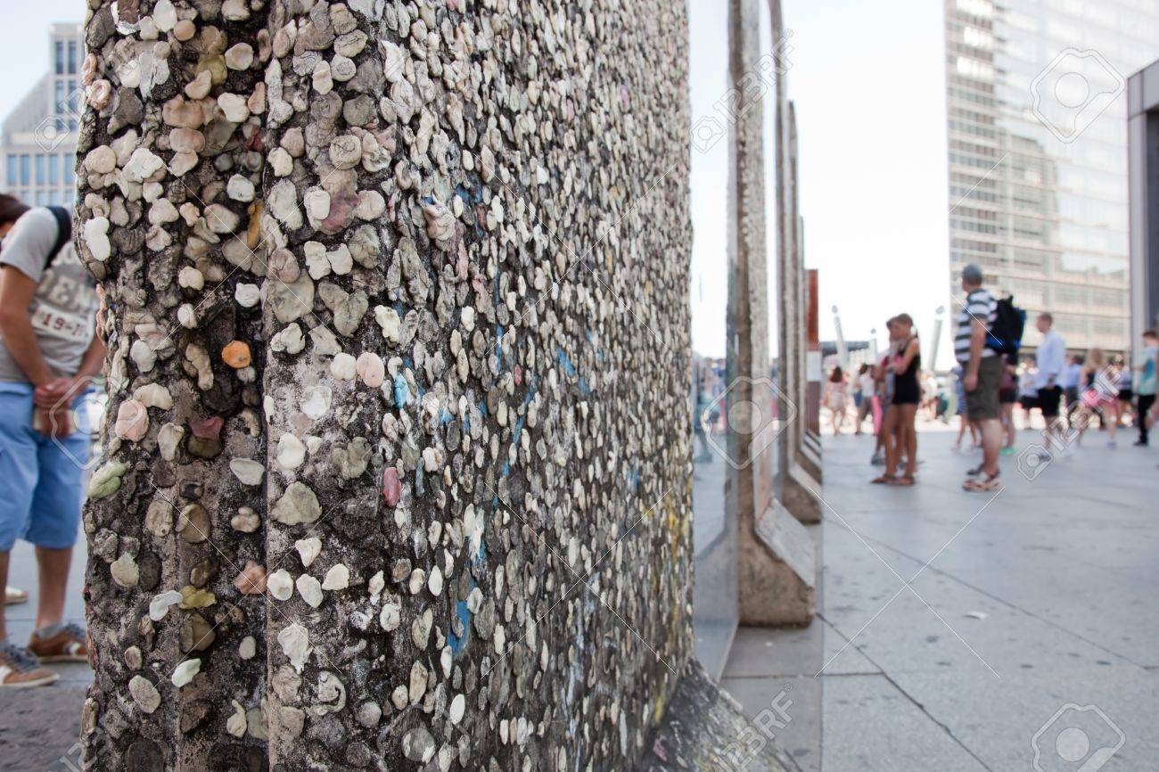 世界に一つ ベルリンの壁 アクリルケース入り Amazon.co.jp: ベルリンの壁のオリジナルピース - アクリル