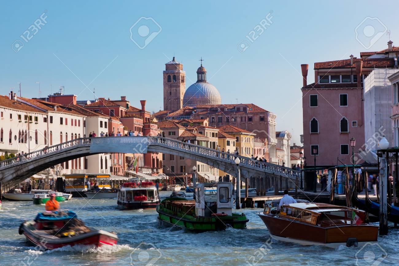 ヴェネツィア イタリア 日当たりの良い夏の日にイタリア大運河カナル グランデにかかる橋 古いヴェネツィア建築 ボート の写真素材 画像素材 Image 23164070