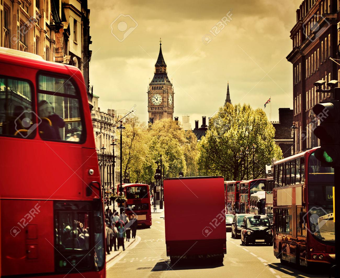 ロンドン イングランド イギリスのにぎやかな通り 赤いバスでは バック グラウンドでビッグ ベン の写真素材 画像素材 Image