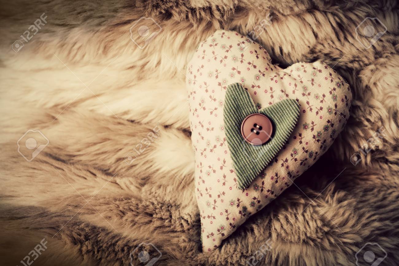 Vintage Coeur En Peluche A La Main Sur La Couverture Douce L Amour Romantique Les Concepts De La Saint Valentin Banque D Images Et Photos Libres De Droits Image