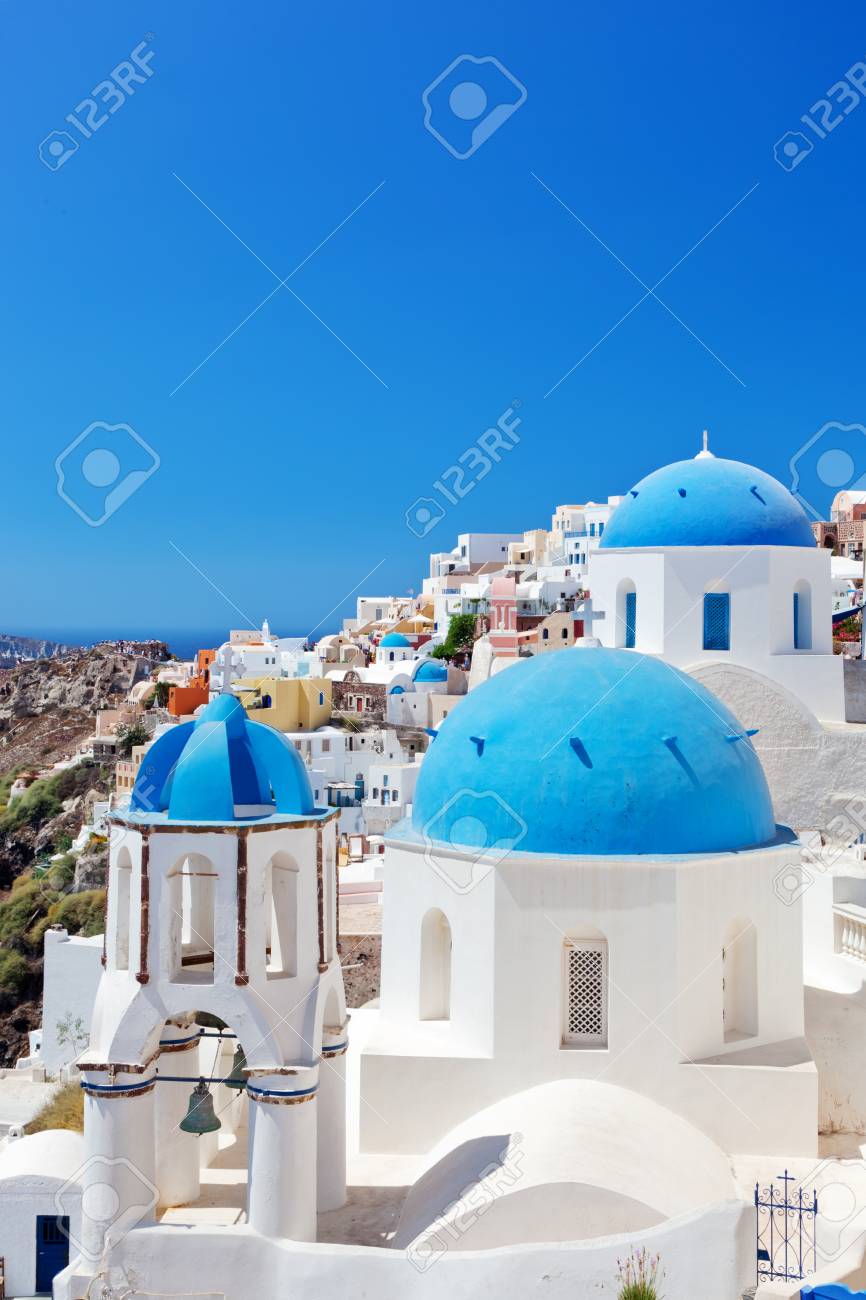 ギリシャ サントリーニ島イアの町 伝統的なと有名な家 カルデラ エーゲ海の青いドームの教会 の写真素材 画像素材 Image