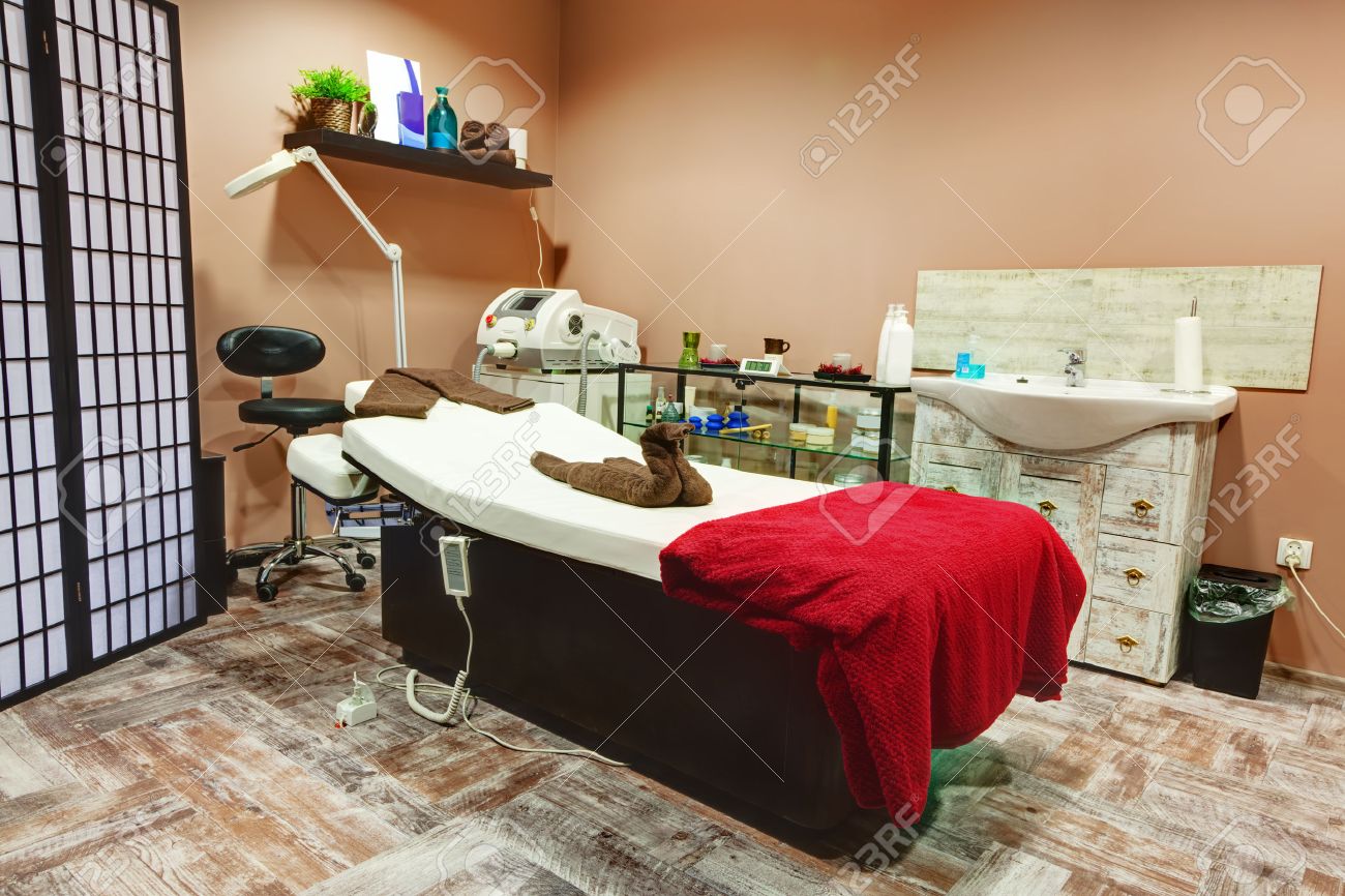Schönheitssalon Interieur. Entspannend, Zen-Design Mit Tisch Für ... Schönheitssalon Interieur. Entspannend, Zen-Design Mit Tisch Für ...